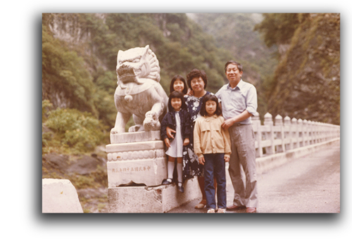 小时候的Yee Kwan和她的家人在台湾